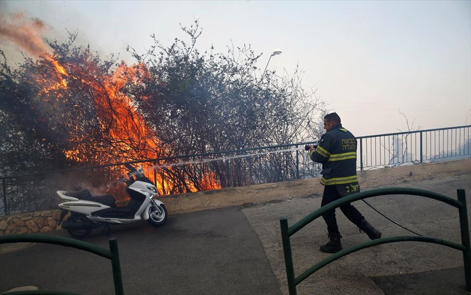 Ισραήλ - πυρκαγιές. Επιχείρηση κατάσβεσης πυρκαγιάς στη Χάιφα.