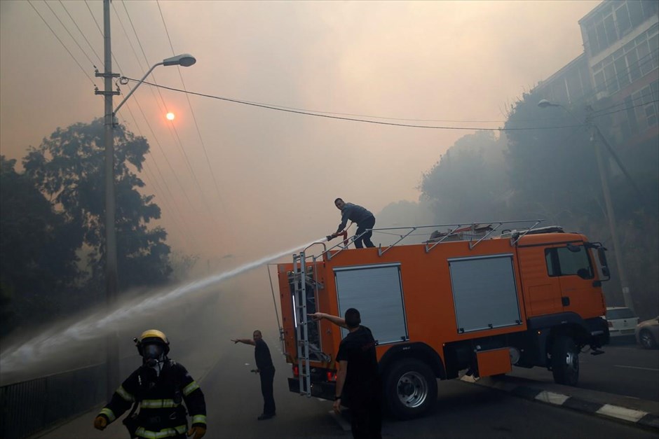 Ισραήλ - πυρκαγιές. Στιγμιότυπο από την κατάσβεση πυρκαγιάς στην πόλη της Χάιφα.
