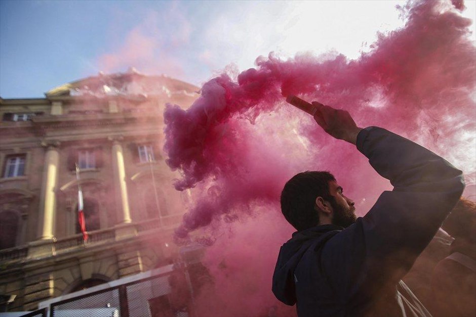 Ιταλία: Διαδήλωση υπέρ του όχι στο δημοψήφισμα της 4ης Δεκεμβρίου. Ένας άνδρας συμμετέχει σε διαδήλωση υπέρ του όχι στο επερχόμενο δημοψήφισμα για την συνταγματική μεταρρύθμιση στις 4 Δεκεμβρίου, στην Ιταλία. Μια περίπου εβδομάδα πριν το κρίσιμο δημοψήφισμα, συνεχίζονται σε υψηλούς τόνους, οι εκστρατείες του «ναι» και τους «όχι». Ο πρωθυπουργός Ματέο Ρέντσι δήλωσε μάλιστα πως «αν χάσει την αναμέτρηση, ο Σίλβιο Μπερλουσκόνι δεν χρειαστεί να συνεργασθεί μαζί του για νέες θεσμικές αλλαγές, αλλά θα πρέπει να πετύχει συμφωνία με τον Μπέπε Γκρίλλο».&nbsp;