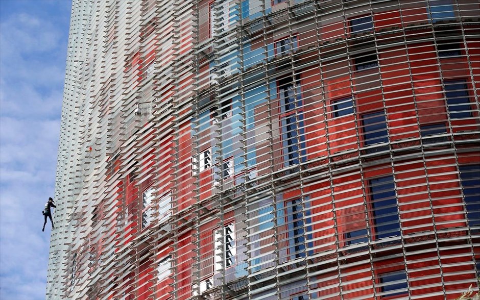 Ο Γάλλος «Spiderman» στη Βαρκελώνη. 