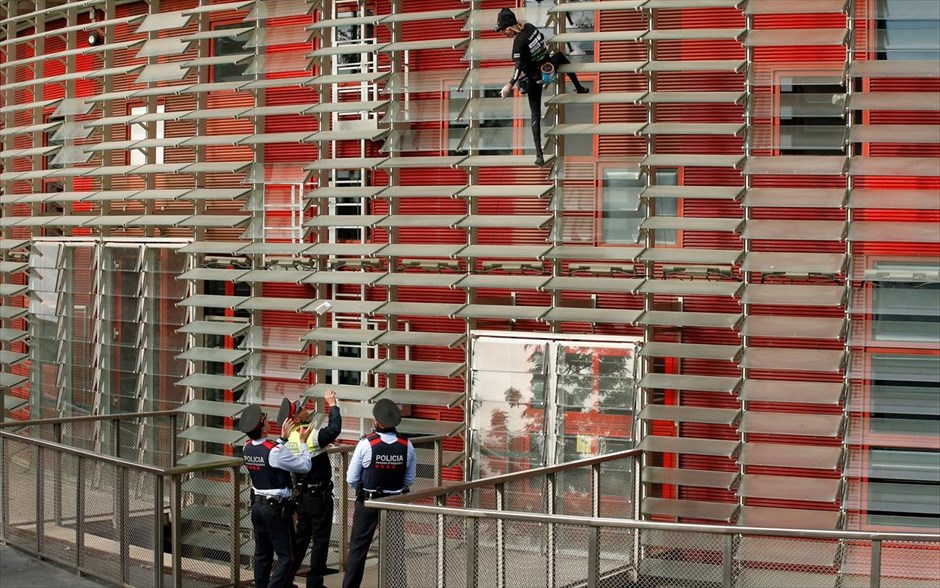 Ο Γάλλος «Spiderman» στη Βαρκελώνη. 