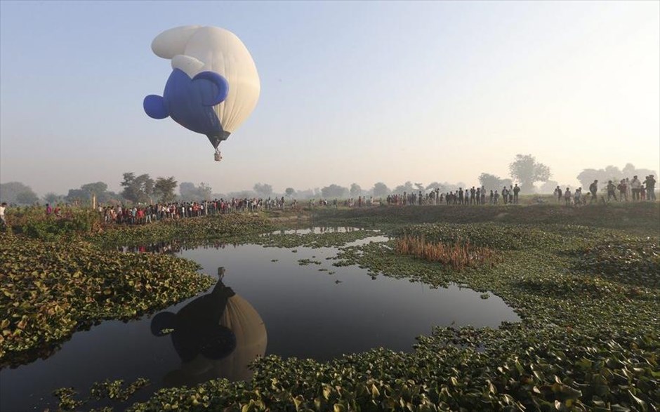 Φεστιβάλ αερόστατου στην Ινδία. Κόσμος παρατηρεί ένα αερόστατο που πετά στον ουρανό, κατά το 2ο φεστιβάλ αερόστατου στην πόλη Άγκρα, στο Ούταρ Πραντές στην Ινδία. Στο φεστιβάλ συμμετείχαν 16 αερόστατα από διάφορες χώρες συμπεριλαμβανομένων των ΗΠΑ, το Ηνωμένο Βασίλειο, το Βέλγιο, την Πολωνία, τη Μαλαισία και την Ινδία.