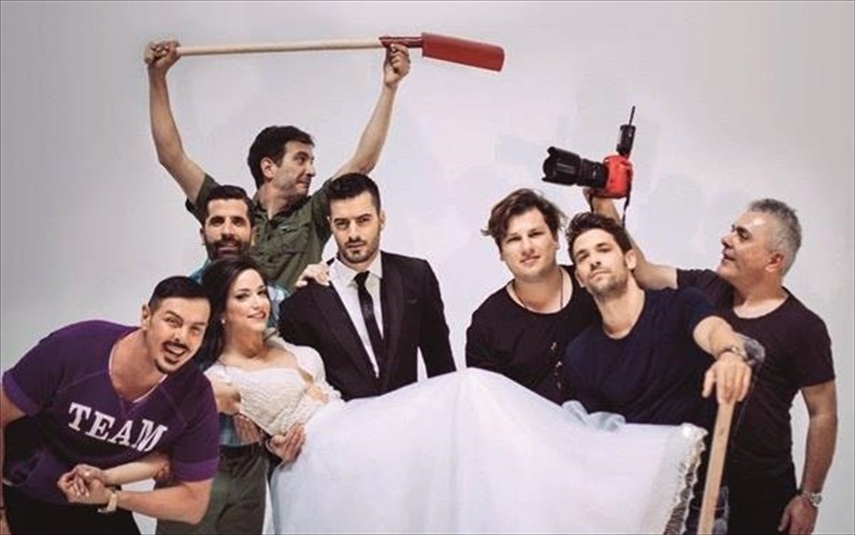 «The bachelor». Το «λάθος» μιας νύφης, φέρνει ξανά κοντά τέσσερις φίλους και έναν εκρηκτικό πεθερό, στην κωμωδία του Αντώνη Σωτηρόπουλου «The bachelor».