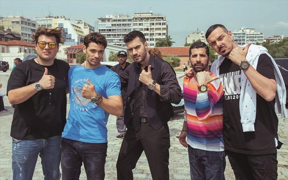 «The bachelor». Το «λάθος» μιας νύφης, φέρνει ξανά κοντά τέσσερις φίλους και έναν εκρηκτικό πεθερό, στην κωμωδία του Αντώνη Σωτηρόπουλου «The bachelor».