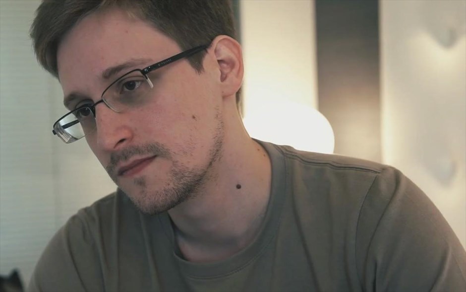 «Citizenfour». Το ντοκιμαντέρ, «Citizenfour», αποτυπώνει τις γεμάτες ένταση ημέρες που πέρασε ο Σνόουντεν στο Χονγκ Κονγκ και τις εκμυστηρεύσεις του στους δημοσιογράφους της Washington Post και του Guardian, πριν αυτοί προβούν στις γνωστές αποκαλύψεις για τις παρακολουθήσεις, που προκάλεσαν πάταγο παγκοσμίως.