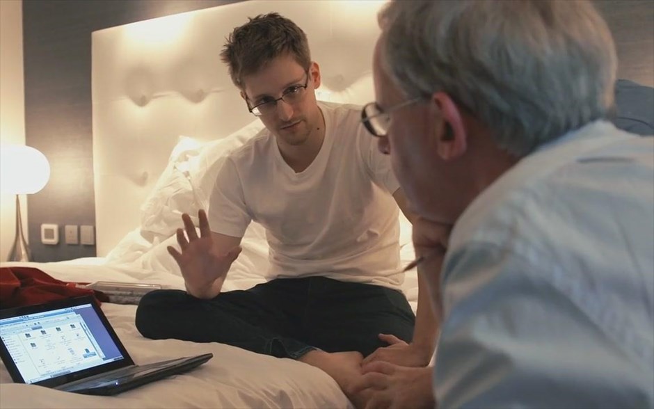 «Citizenfour». Το ντοκιμαντέρ, «Citizenfour», αποτυπώνει τις γεμάτες ένταση ημέρες που πέρασε ο Σνόουντεν στο Χονγκ Κονγκ και τις εκμυστηρεύσεις του στους δημοσιογράφους της Washington Post και του Guardian, πριν αυτοί προβούν στις γνωστές αποκαλύψεις για τις παρακολουθήσεις, που προκάλεσαν πάταγο παγκοσμίως.