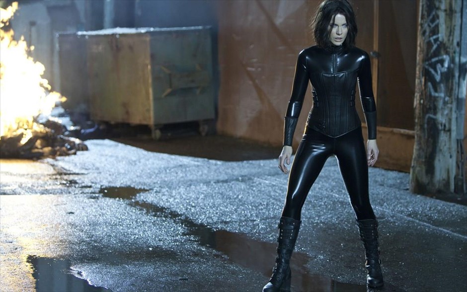 «Underworld: Η αιματοχυσία». Στην ταινία, «Underworld: Η αιματοχυσία», η βρικόλακας Selene έχει ανοίξει δύο μέτωπα και προσπαθεί να αντιμετωπίσει όλες τις καταιγιστικές επιθέσεις από τη φυλή των λυκανθρώπων, που έχει βρει τον υπέρτατο ηγέτη, ο οποίος έχει γεμίσει με φανατισμό και μίσος τους σαρκοβόρους ακολούθους του, και από μια άλλη φατρία βρικολάκων, η οποία την έχει προδώσει.