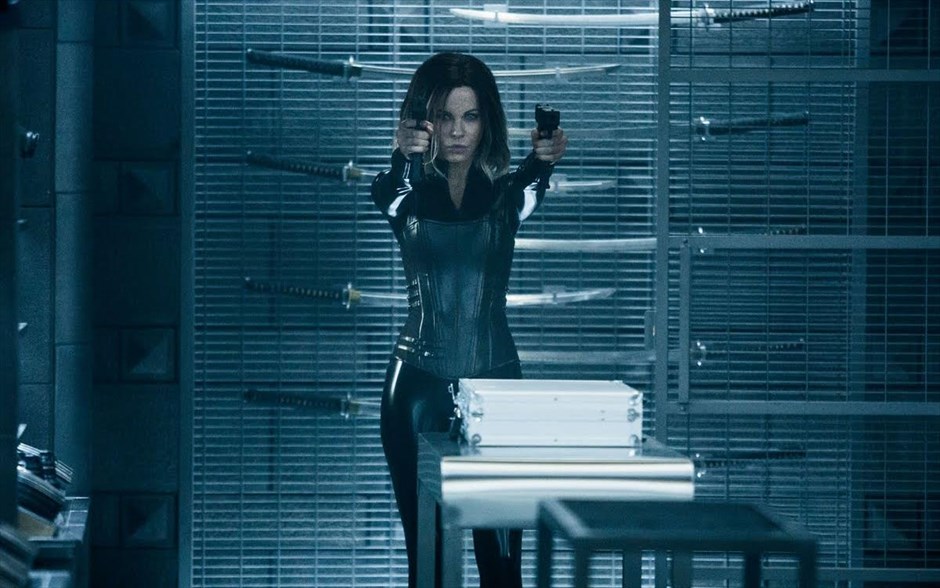 «Underworld: Η αιματοχυσία». Στην ταινία, «Underworld: Η αιματοχυσία», η βρικόλακας Selene έχει ανοίξει δύο μέτωπα και προσπαθεί να αντιμετωπίσει όλες τις καταιγιστικές επιθέσεις από τη φυλή των λυκανθρώπων, που έχει βρει τον υπέρτατο ηγέτη, ο οποίος έχει γεμίσει με φανατισμό και μίσος τους σαρκοβόρους ακολούθους του, και από μια άλλη φατρία βρικολάκων, η οποία την έχει προδώσει.