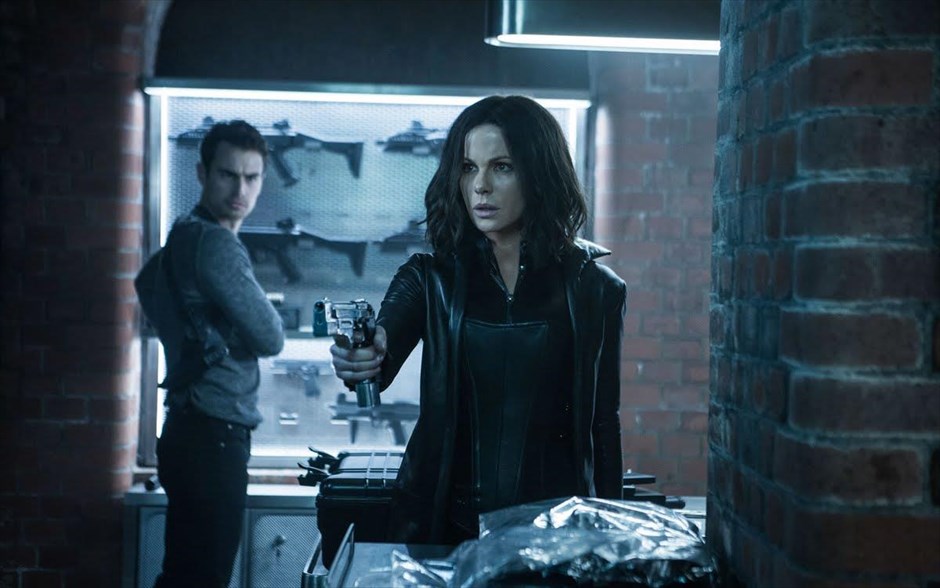 «Underworld: Η αιματοχυσία». Στην ταινία, «Underworld: Η αιματοχυσία», η βρικόλακας Selene έχει ανοίξει δύο μέτωπα και προσπαθεί να αντιμετωπίσει όλες τις καταιγιστικές επιθέσεις από τη φυλή των λυκανθρώπων, που έχει βρει τον υπέρτατο ηγέτη, ο οποίος έχει γεμίσει με φανατισμό και μίσος τους σαρκοβόρους ακολούθους του, και από μια άλλη φατρία βρικολάκων, η οποία την έχει προδώσει.
