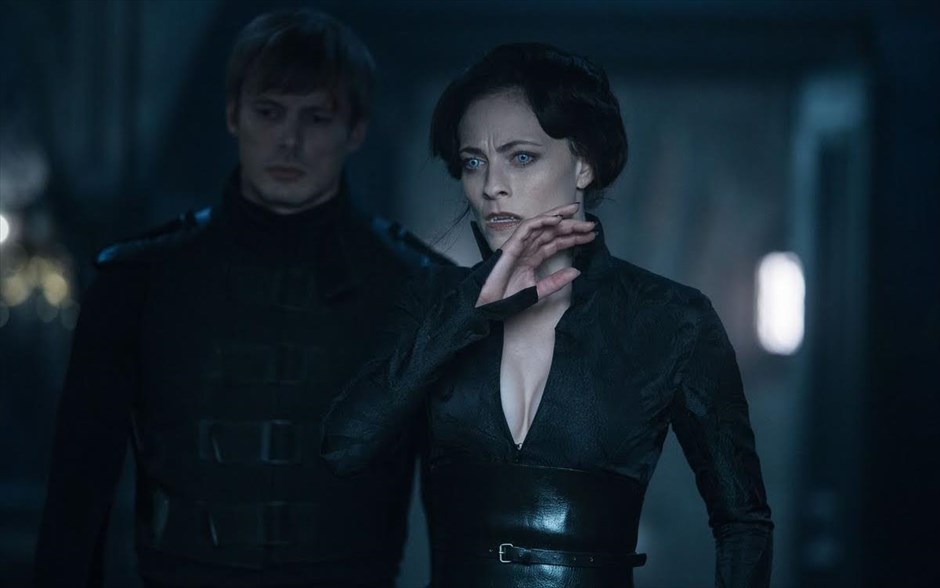 «Underworld: Η αιματοχυσία». Στην ταινία, «Underworld: Η αιματοχυσία», η βρικόλακας Selene έχει ανοίξει δύο μέτωπα και προσπαθεί να αντιμετωπίσει όλες τις καταιγιστικές επιθέσεις από τη φυλή των λυκανθρώπων, που έχει βρει τον υπέρτατο ηγέτη, ο οποίος έχει γεμίσει με φανατισμό και μίσος τους σαρκοβόρους ακολούθους του, και από μια άλλη φατρία βρικολάκων, η οποία την έχει προδώσει.