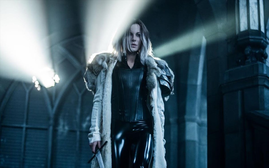 «Underworld: Η αιματοχυσία». Στην ταινία, «Underworld: Η αιματοχυσία», η βρικόλακας Selene έχει ανοίξει δύο μέτωπα και προσπαθεί να αντιμετωπίσει όλες τις καταιγιστικές επιθέσεις από τη φυλή των λυκανθρώπων, που έχει βρει τον υπέρτατο ηγέτη, ο οποίος έχει γεμίσει με φανατισμό και μίσος τους σαρκοβόρους ακολούθους του, και από μια άλλη φατρία βρικολάκων, η οποία την έχει προδώσει.