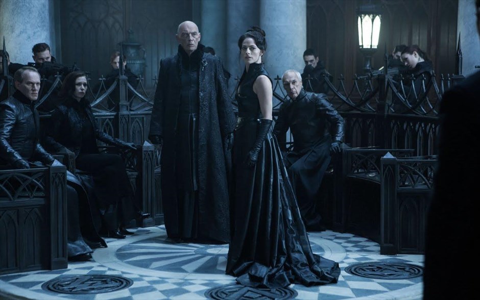«Underworld: Η αιματοχυσία». Στην ταινία, «Underworld: Η αιματοχυσία», η βρικόλακας Selene έχει ανοίξει δύο μέτωπα και προσπαθεί να αντιμετωπίσει όλες τις καταιγιστικές επιθέσεις από τη φυλή των λυκανθρώπων, που έχει βρει τον υπέρτατο ηγέτη, ο οποίος έχει γεμίσει με φανατισμό και μίσος τους σαρκοβόρους ακολούθους του, και από μια άλλη φατρία βρικολάκων, η οποία την έχει προδώσει.