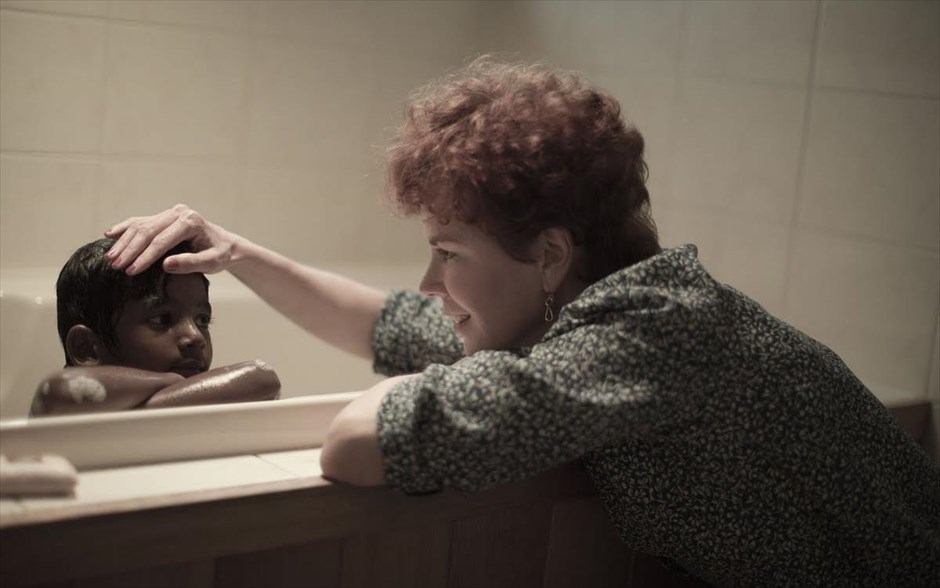 «Lion». Το δράμα «Lion», αφηγείται την πραγματική ιστορία του Σαρού Μπρίρλεϊ. O πεντάχρονος Σαρού μπαίνει σε λάθος τρένο και ταξιδεύει τρομοκρατημένος και μόνος χιλιάδες χιλιόμετρα μακριά από το σπίτι του, στη χαοτική Καλκούτα. Εκεί, ζει στον δρόμο και καταφέρνει να επιβιώσει από πολλούς κινδύνους, καταλήγοντας σε ένα ορφανοτροφείο, από όπου τον υιοθετεί ένα ζευγάρι Αυστραλών.