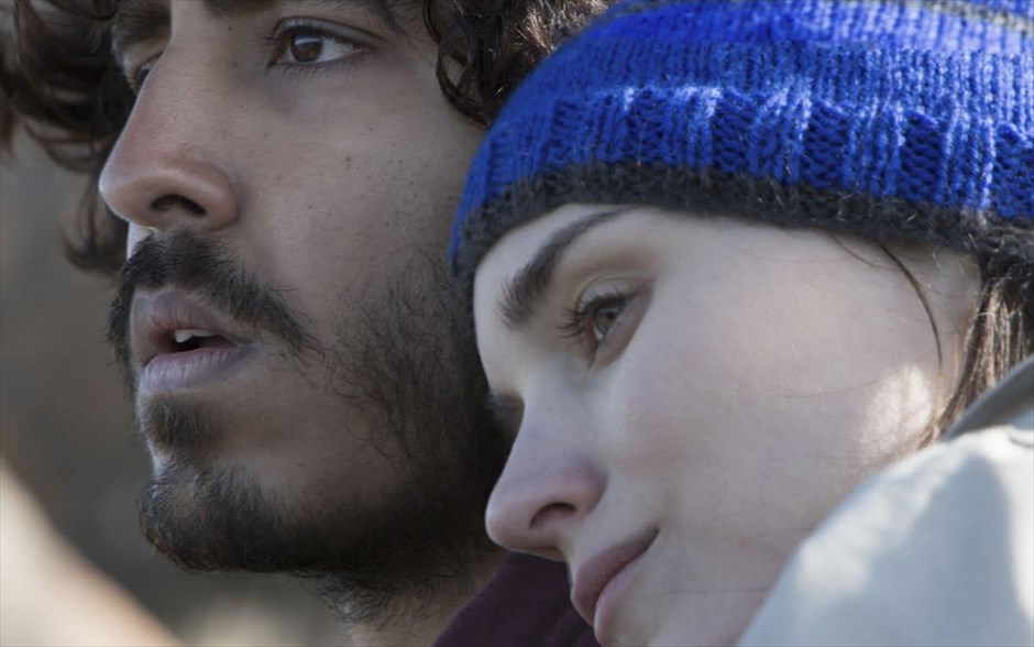 «Lion». Το δράμα «Lion», αφηγείται την πραγματική ιστορία του Σαρού Μπρίρλεϊ. O πεντάχρονος Σαρού μπαίνει σε λάθος τρένο και ταξιδεύει τρομοκρατημένος και μόνος χιλιάδες χιλιόμετρα μακριά από το σπίτι του, στη χαοτική Καλκούτα. Εκεί, ζει στον δρόμο και καταφέρνει να επιβιώσει από πολλούς κινδύνους, καταλήγοντας σε ένα ορφανοτροφείο, από όπου τον υιοθετεί ένα ζευγάρι Αυστραλών.