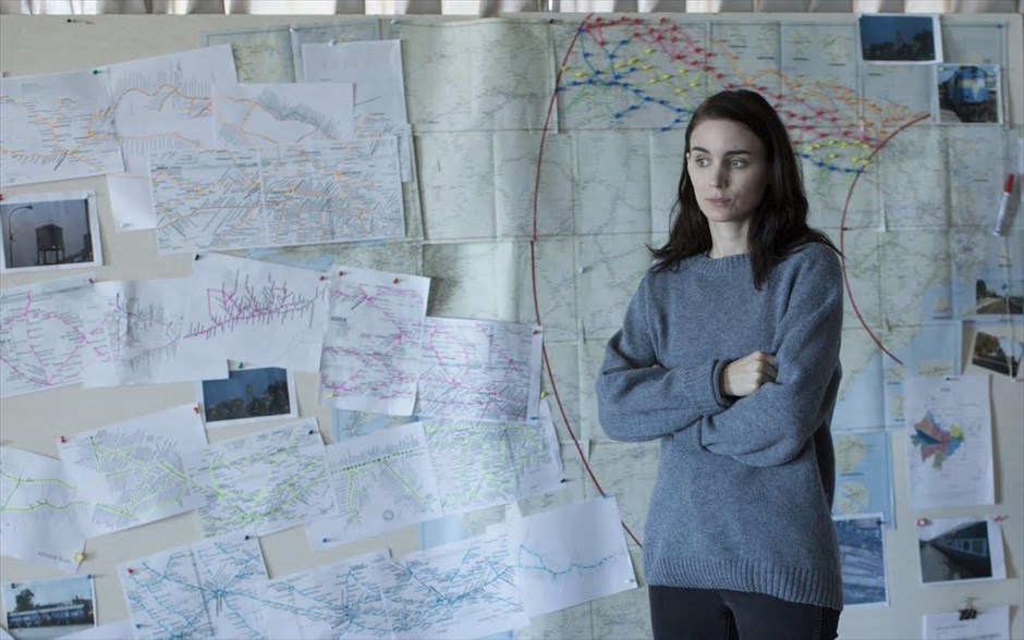 «Lion». Το δράμα «Lion», αφηγείται την πραγματική ιστορία του Σαρού Μπρίρλεϊ. O πεντάχρονος Σαρού μπαίνει σε λάθος τρένο και ταξιδεύει τρομοκρατημένος και μόνος χιλιάδες χιλιόμετρα μακριά από το σπίτι του, στη χαοτική Καλκούτα. Εκεί, ζει στον δρόμο και καταφέρνει να επιβιώσει από πολλούς κινδύνους, καταλήγοντας σε ένα ορφανοτροφείο, από όπου τον υιοθετεί ένα ζευγάρι Αυστραλών.