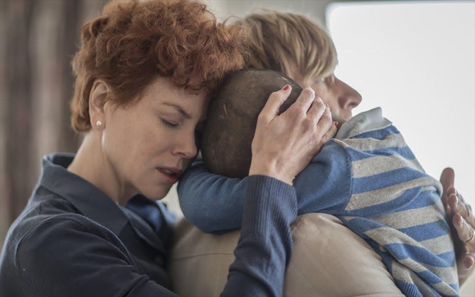 «Lion». Το δράμα «Lion», αφηγείται την πραγματική ιστορία του Σαρού Μπρίρλεϊ. O πεντάχρονος Σαρού μπαίνει σε λάθος τρένο και ταξιδεύει τρομοκρατημένος και μόνος χιλιάδες χιλιόμετρα μακριά από το σπίτι του, στη χαοτική Καλκούτα. Εκεί, ζει στον δρόμο και καταφέρνει να επιβιώσει από πολλούς κινδύνους, καταλήγοντας σε ένα ορφανοτροφείο, από όπου τον υιοθετεί ένα ζευγάρι Αυστραλών.