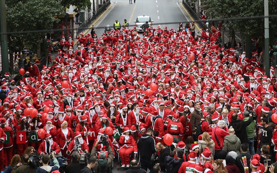 3o «Santa Run» στην Αθήνα. Κόσμος φορώντας στολές Αγίου Βασίλη συμμετέχει σε αγώνα δρόμου στο κέντρο της Αθήνας, την Κυριακή. Για τρίτη φορά πραγματοποιήθηκε στο κέντρο της Αθήνας το Santa Run, με τους συμμετέχοντες να φορούν στολές Αη Βασίλη σε έναν συμβολικό αγώνα για τη δημιουργία χριστουγεννιάτικης ατμόσφαιρας στο κέντρο της Αθήνας.