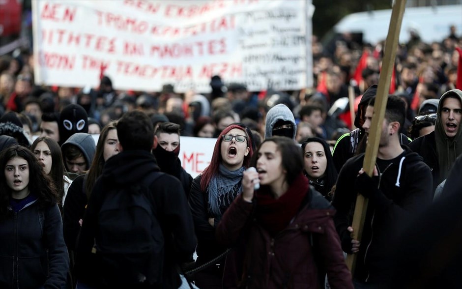 Μαθητικό και φοιτητικό συλλαλητήριο για τον Αλ. Γρηγορόπουλο. Ολοκληρώθηκε χωρίς εντάσεις το μαθητικό και φοιτητικό συλλαλητήριο. Οι συγκεντρωμένοι πραγματοποίησαν πορεία προς την Βουλή και στη συνέχεια επέστρεψαν στα Προπύλαια όπου και διαλύθηκαν. Συλλογικότητες από τον αντιεξουσιαστικό χώρο, αλλά και οργανώσεις της αριστεράς διοργανώνουν διαδηλώσεις στις 5 και στις 6 το απόγευμα, αντίστοιχα, με αφετηρία τα Προπύλαια.