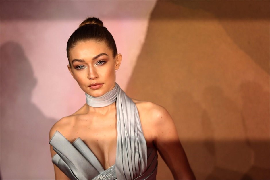 Fashion Awards 2016: Μοντέλο της χρονιάς η Τζίτζι Χαντίντ. Τον τίτλο του μοντέλου της χρονιάς φέρει από το βράδυ της Δευτέρας η 21 ετών Αμερικανίδα Τζίτζι Χαντίντ. Η Χαντίντ απέσπασε το βραβείο Top Modelling&nbsp;στα Fashion Awards 2016, τα οποία διεξήχθησαν στο Λονδίνο, αφήνοντας πίσω της, μεταξύ άλλων, τη νεότερη αδελφή της Μπέλα και την καλή της φίλη Κένταλ Τζένερ, που ήταν επίσης υποψήφιες.