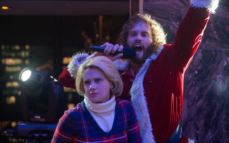 «Office christmas party». «Office christmas party»: Στην κωμωδία των Τζος Γκόρντον και Γουίλ Σπεκ, με τους Τζένιφερ Άνιστον, Τζέισον Μπέιτμαν, Κέιτ Μακίνον, Ολίβια Μουν, Τ. Τζ. Μίλερ και Τζέιμι Τσανγκ, η επικεφαλής μιας εταιρείας αποφασίζει να κλείσει το τμήμα του άσωτου αδελφού της. Έτσι, εκείνος ενώνει τις δυνάμεις του με τους συναδέλφους του, για να εντυπωσιάσουν με ένα χριστουγεννιάτικο πάρτι έναν υποψήφιο πελάτη και να κλείσουν μια μεγάλη συμφωνία, που μπορεί να σώσει τις δουλειές τους. Όμως, πολύ γρήγορα, χάνεται κάθε έλεγχος.