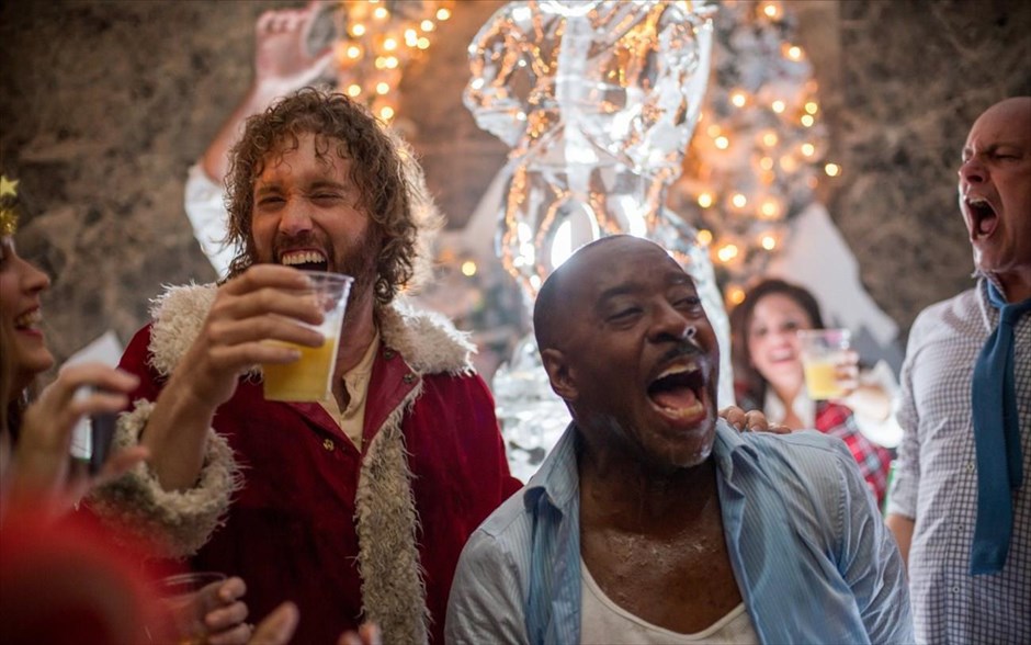«Office christmas party». «Office christmas party»: Στην κωμωδία των Τζος Γκόρντον και Γουίλ Σπεκ, με τους Τζένιφερ Άνιστον, Τζέισον Μπέιτμαν, Κέιτ Μακίνον, Ολίβια Μουν, Τ. Τζ. Μίλερ και Τζέιμι Τσανγκ, η επικεφαλής μιας εταιρείας αποφασίζει να κλείσει το τμήμα του άσωτου αδελφού της. Έτσι, εκείνος ενώνει τις δυνάμεις του με τους συναδέλφους του, για να εντυπωσιάσουν με ένα χριστουγεννιάτικο πάρτι έναν υποψήφιο πελάτη και να κλείσουν μια μεγάλη συμφωνία, που μπορεί να σώσει τις δουλειές τους. Όμως, πολύ γρήγορα, χάνεται κάθε έλεγχος.