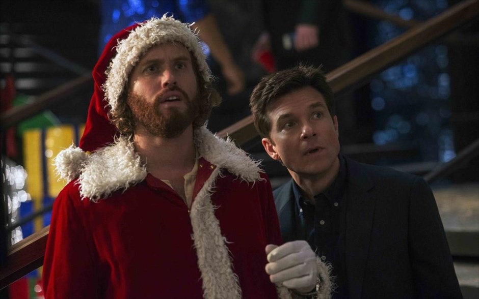 «Office christmas party». «Office christmas party»: Στην κωμωδία των Τζος Γκόρντον και Γουίλ Σπεκ, με τους Τζένιφερ Άνιστον, Τζέισον Μπέιτμαν, Κέιτ Μακίνον, Ολίβια Μουν, Τ. Τζ. Μίλερ και Τζέιμι Τσανγκ, η επικεφαλής μιας εταιρείας αποφασίζει να κλείσει το τμήμα του άσωτου αδελφού της. Έτσι, εκείνος ενώνει τις δυνάμεις του με τους συναδέλφους του, για να εντυπωσιάσουν με ένα χριστουγεννιάτικο πάρτι έναν υποψήφιο πελάτη και να κλείσουν μια μεγάλη συμφωνία, που μπορεί να σώσει τις δουλειές τους. Όμως, πολύ γρήγορα, χάνεται κάθε έλεγχος.