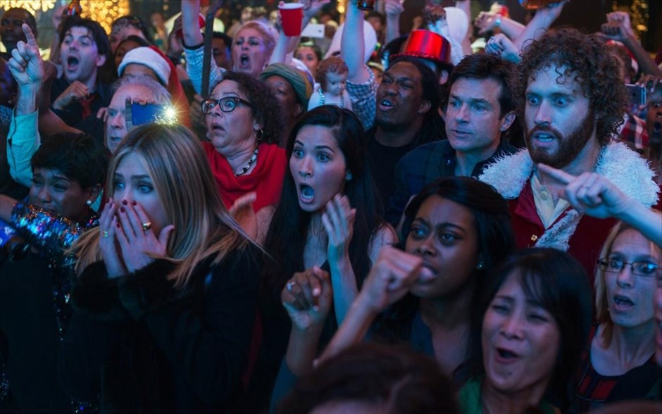 «Office christmas party». «Office christmas party»: Στην κωμωδία των Τζος Γκόρντον και Γουίλ Σπεκ, με τους Τζένιφερ Άνιστον, Τζέισον Μπέιτμαν, Κέιτ Μακίνον, Ολίβια Μουν, Τ. Τζ. Μίλερ και Τζέιμι Τσανγκ, η επικεφαλής μιας εταιρείας αποφασίζει να κλείσει το τμήμα του άσωτου αδελφού της. Έτσι, εκείνος ενώνει τις δυνάμεις του με τους συναδέλφους του, για να εντυπωσιάσουν με ένα χριστουγεννιάτικο πάρτι έναν υποψήφιο πελάτη και να κλείσουν μια μεγάλη συμφωνία, που μπορεί να σώσει τις δουλειές τους. Όμως, πολύ γρήγορα, χάνεται κάθε έλεγχος.