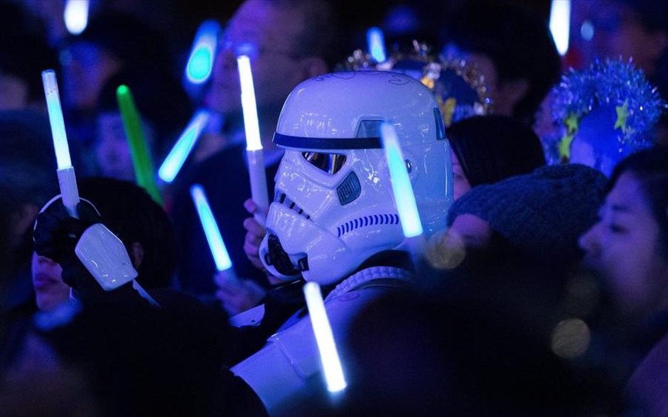Πρεμιέρα για το Rogue One στην Ιαπωνία. Θαυμαστής ντυμένος με τη στολή του stormtrooper, κρατά ένα μικρό φωτόσπαθο κατά τη διάρκεια της πρεμιέρας της πρώτης αυτόνομης ταινίας Star Wars, «Rogue One: A Star Wars Story» στο Τόκιο. Η ταινία θα κυκλοφορήσει στις κινηματογραφικές αίθουσες στις 16 Δεκεμβρίου.