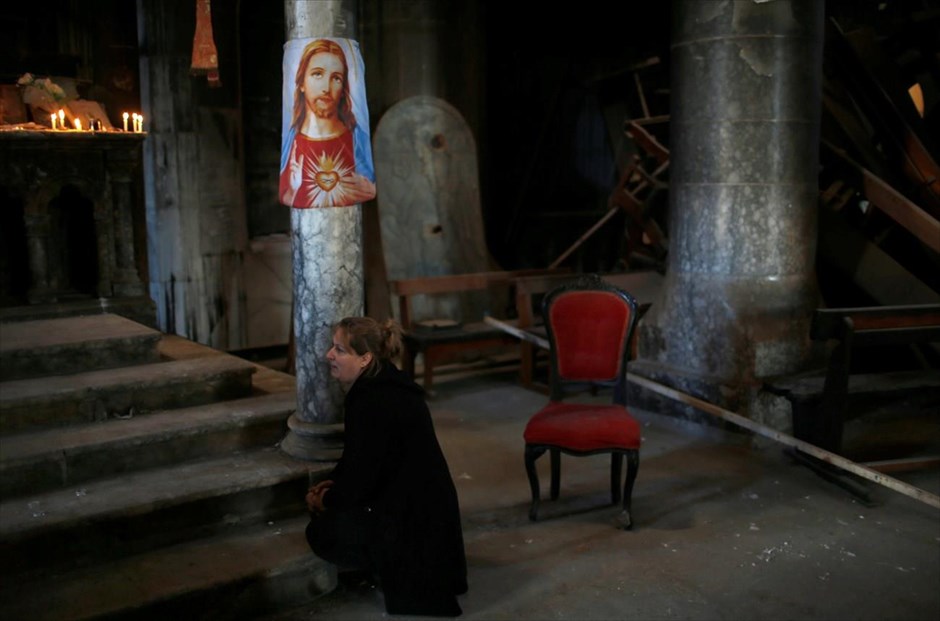 Κατεστραμμένη εκκλησία στη Μοσούλη. Μία γυναίκα βρίσκεται μέσα στην κατεστραμμένη εκκλησία του Ευαγγελισμού της Θεοτόκου, μετά την ανακατάληψη της περιοχής από τις Ιρακινές δυνάμεις, στο Καρακός, κοντά στη Μοσούλη.