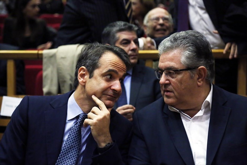 Στιγμιότυπο από τη γενική συνέλευση της Ένωσης Δικαστών και Εισαγγελέων. Ο πρόεδρος της Νέας Δημοκρατίας Κυριάκος Μητσοτάκης και ο γ.γ. της Κ.Ε. του ΚΚΕ Δημήτρης Κουτσούμπας σε στιγμιότυπο από την ετήσια&nbsp;γενική συνέλευση της Ένωσης Δικαστών και Εισαγγελέων.