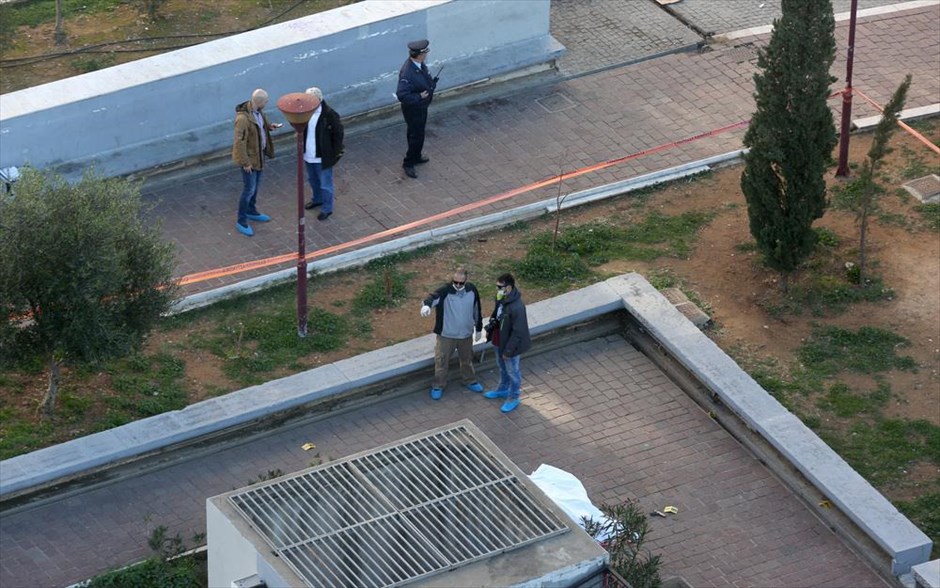 Αιματηρό επεισόδιο στην Ομόνοια. Δραπέτης των φυλακών Χαλκίδας είναι ο άνδρας ο οποίος αυτοκτόνησε, μετά από συμπλοκή με αστυνομικούς, στις 11:30 το πρωί, στην πλατεία Θεάτρου. Όπως έγινε γνωστό από την αστυνομία, πρόκειται για 38χρονο από την Κρήτη, ο οποίος εξέτιε ποινή ισόβιας κάθειρξης για ανθρωποκτονία γυναίκας το 2004, στον Άγιο Δημήτριο Αττικής.