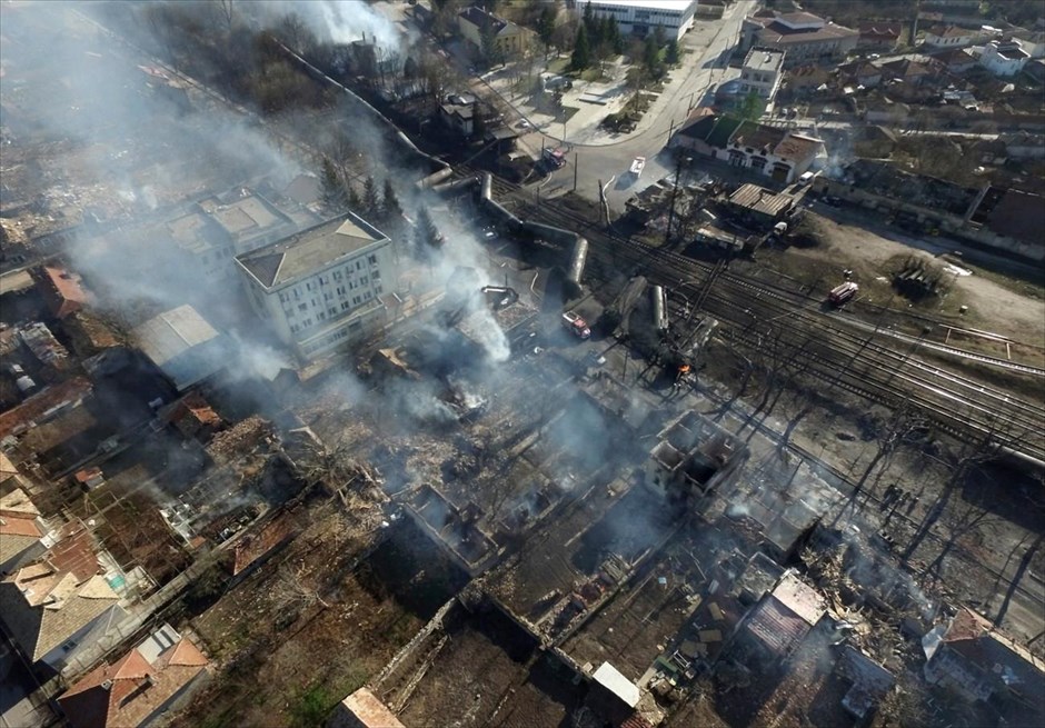 Εκτροχιασμός τρένου στη Βουλγαρία. Πέντε νεκροί και 25 τραυματίες είναι ο μέχρι στιγμής απολογισμός από τον εκτροχιασμό&nbsp;εμπορικού τρένου στη βορειοανατολική Βουλγαρία. Η αμαξοστοιχία, η οποία&nbsp;μετέφερε δεξαμενές με εύφλεκτα υλικά, εκτροχιάστηκε -&nbsp;υπό αδιευκρίνιστες συνθήκες - με αποτέλεσμα να προκληθούν αλλεπάλληλες εκρήξεις. Το δυστύχημα συνέβη στο χωριό Χιτρίνο, 280 χιλιόμετρα βορειοανατολικά της πρωτεύουσας Σόφιας.