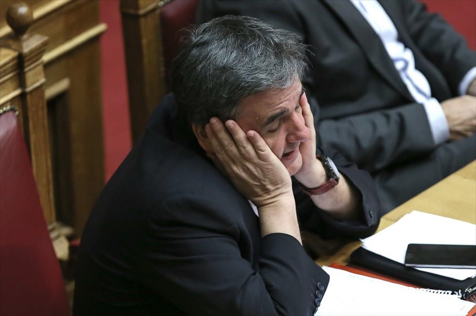 Στιγμιότυπο από τη συζήτηση για τον Προϋπολογισμό 2017. Ο υπουργός Οικονομικών Ευκλείδης Τσακαλώτος σε στιγμιότυπο από τη συζήτηση&nbsp;για τον Προϋπολογισμό του 2017, στη Βουλή. Σε παρέμβασή του, ο ΥΠΟΙΚ ανέφερε ότι για τα έτη 2019-2020 το ΔΝΤ λέει ότι το πρωτογενές πλεόνασμα θα είναι στο 1,5%. «Ο καβγάς για τον κόφτη και αν θα πάρουμε νέα μέτρα ή θα υπάρξει άλλος μηχανισμός είναι λόγω διαφωνίας ΔΝΤ και ευρωπαϊκών θεσμών.