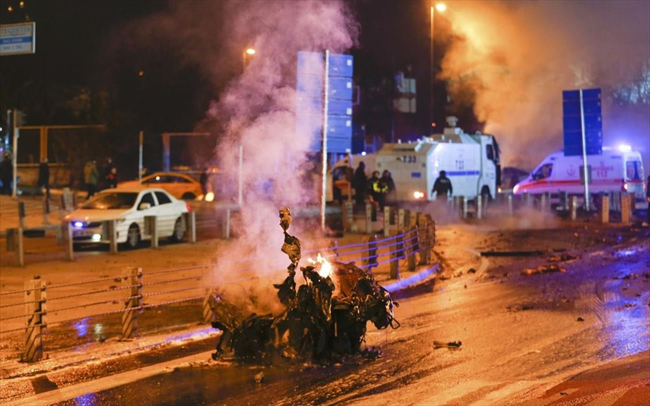 Ισχυρή έκρηξη στην Κωνσταντινούπολη. Ισχυρή έκρηξη σημειώθηκε στην Κωνσταντινούπολη, κοντά στο γήπεδο της Μπεσίκτας. Σύμφωνα με το υπουργείο Εσωτερικών της Τουρκίας, τουλάχιστον 20 άνθρωποι έχουν τραυματιστεί. Οι τραυματίες φέρονται να είναι κυρίως αστυνομικοί, σύμφωνα με τις πρώτες εκτιμήσεις του υπουργείου.