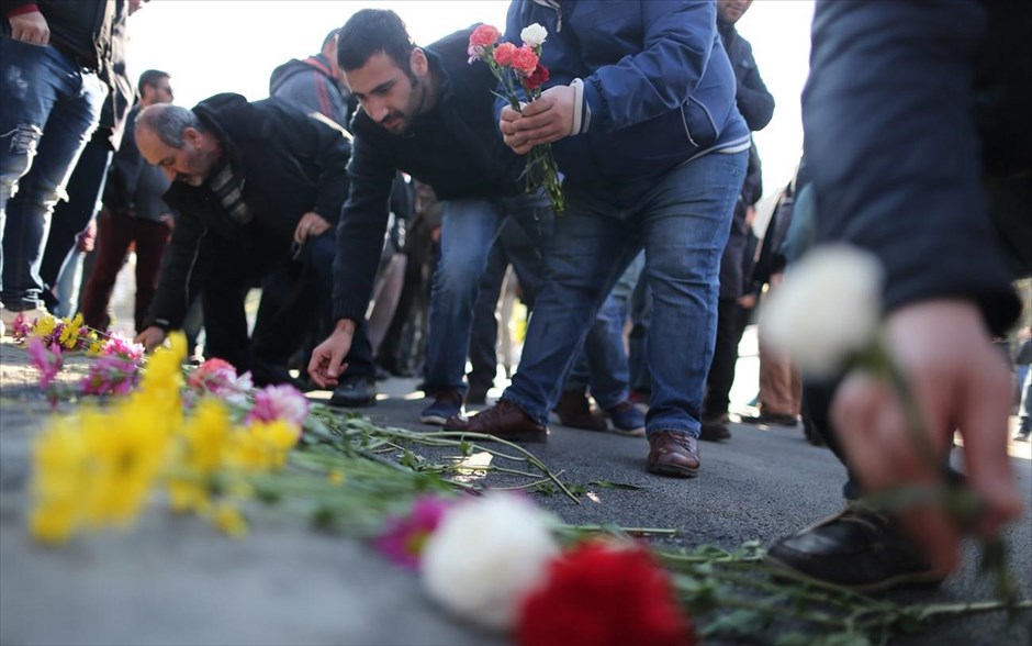 Τουρκία - Κωνσταντινούπολη - έκρηξη . Πολίτες αφήνουν λουλούδια στο σημείο της επίθεσης.