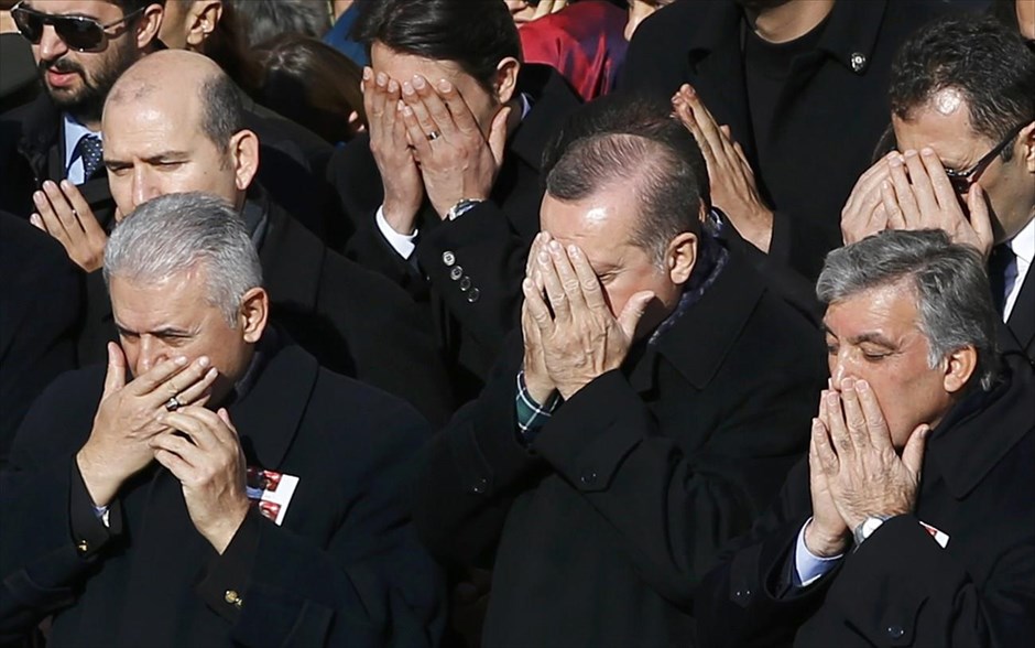 Τουρκία - Κωνσταντινούπολη - έκρηξη . Ο Τούρκος πρωθυπουργός&nbsp;Μπιναλί&nbsp;Γιλντιρίμ (Α), ο πρόεδρος της χώρας Ταγίπ Ερντογάν (Κ) και ο πρώην πρόεδρος Αμπντουλάχ Γκιούλ προσεύχονται, κατά τη διάρκεια τελετής στη μνήμη των αστυνομικών που σκοτώθηκαν από τη&nbsp;διπλή έκρηξη στην Κωνσταντινούπολη.