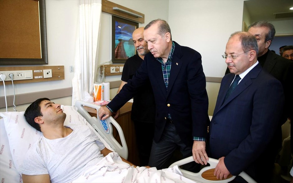 Τουρκία - Κωνσταντινούπολη - έκρηξη . Ο Τούρκος πρόεδρος Ταγίπ Ερντογάν επισκέπτεται τραυματίες σε νοσοκομείο της Κωνσταντινούπολης.