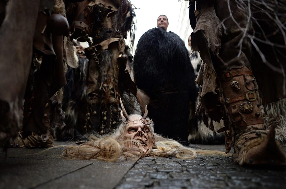 «Krampus run» στο Μόναχο. Στιγμιότυπο από το&nbsp;«Krampus run» στο Μόναχο. Η τραγόμορφη θεότητα, Κράμπους,&nbsp;σύμφωνα με τις γερμανικές και αυστριακές&nbsp;παραδόσεις, εμφανίζεται τα Χριστούγεννα προκειμένου να τιμωρήσει τα παιδιά που έχουν κάνει αταξίες.