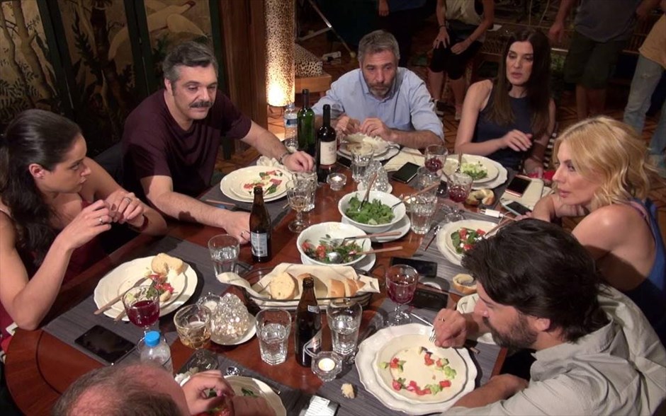 «Τέλειοι ξένοι». «Τέλειοι ξένοι»: Επτά φίλοι, κατά τη διάρκεια ενός δείπνου, συναινούν στην πρόκληση να αφήσουν σε κοινή θέα τα κινητά τους. Όμως, δεν είναι καθόλου έτοιμοι για αυτό που έρχεται.