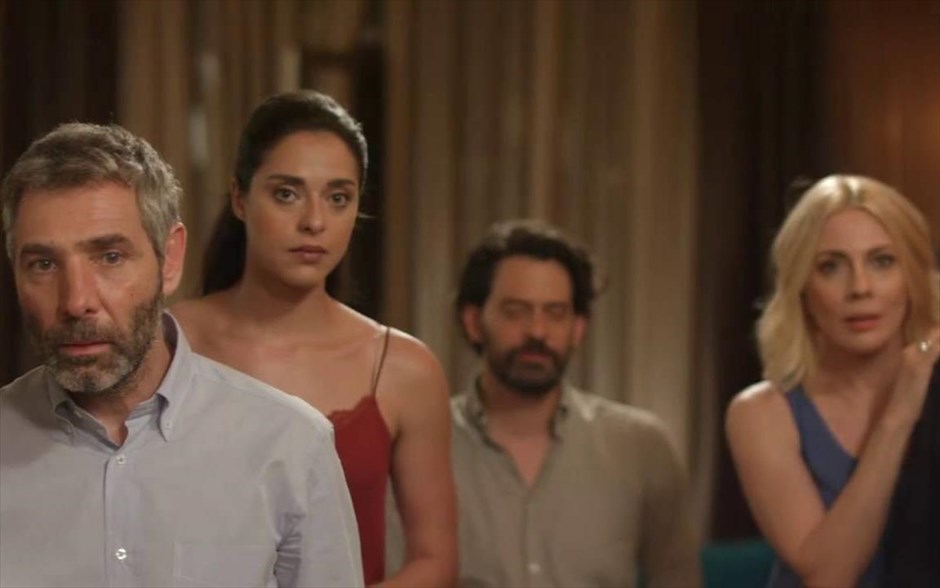 «Τέλειοι ξένοι». «Τέλειοι ξένοι»: Επτά φίλοι, κατά τη διάρκεια ενός δείπνου, συναινούν στην πρόκληση να αφήσουν σε κοινή θέα τα κινητά τους. Όμως, δεν είναι καθόλου έτοιμοι για αυτό που έρχεται.