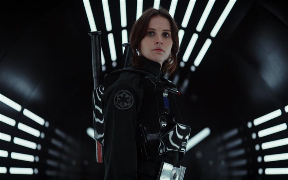«Rogue one: A Star Wars story». «Rogue one: A Star Wars story»: Σε μια εποχή συγκρούσεων, μια ομάδα από απρόσμενους ήρωες, από συνηθισμένους ανθρώπους που καλούνται να κάνουν ασυνήθιστα πράγματα, ενώνει τις δυνάμεις της, για να κλέψει τα σχέδια του απόλυτου εργαλείου καταστροφής.