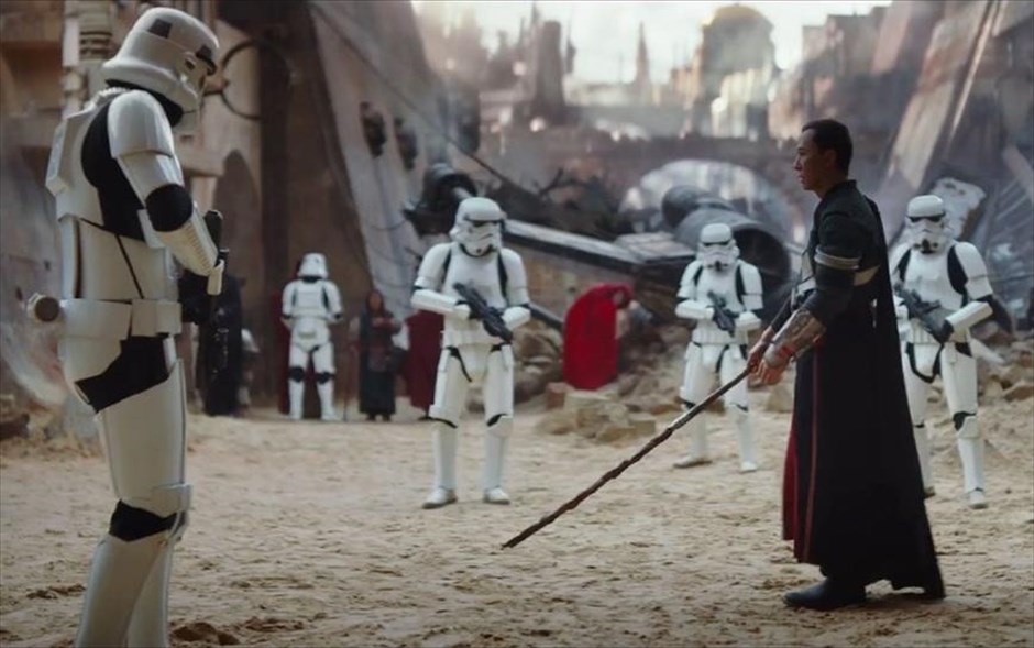 «Rogue one: A Star Wars story». «Rogue one: A Star Wars story»: Σε μια εποχή συγκρούσεων, μια ομάδα από απρόσμενους ήρωες, από συνηθισμένους ανθρώπους που καλούνται να κάνουν ασυνήθιστα πράγματα, ενώνει τις δυνάμεις της, για να κλέψει τα σχέδια του απόλυτου εργαλείου καταστροφής.