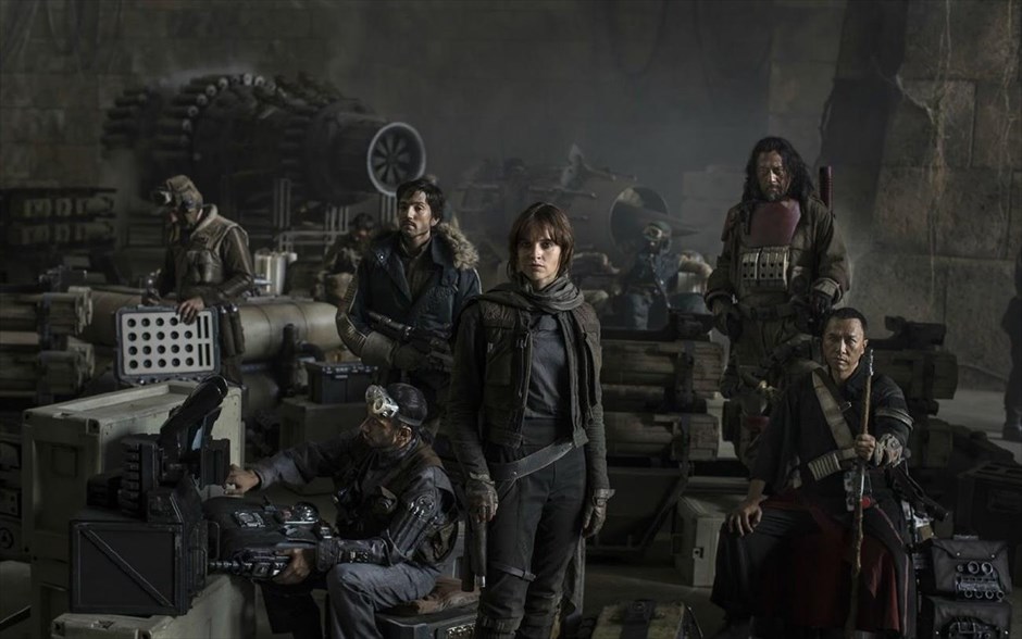 «Rogue one: A Star Wars story». «Rogue one: A Star Wars story»: Σε μια εποχή συγκρούσεων, μια ομάδα από απρόσμενους ήρωες, από συνηθισμένους ανθρώπους που καλούνται να κάνουν ασυνήθιστα πράγματα, ενώνει τις δυνάμεις της, για να κλέψει τα σχέδια του απόλυτου εργαλείου καταστροφής.