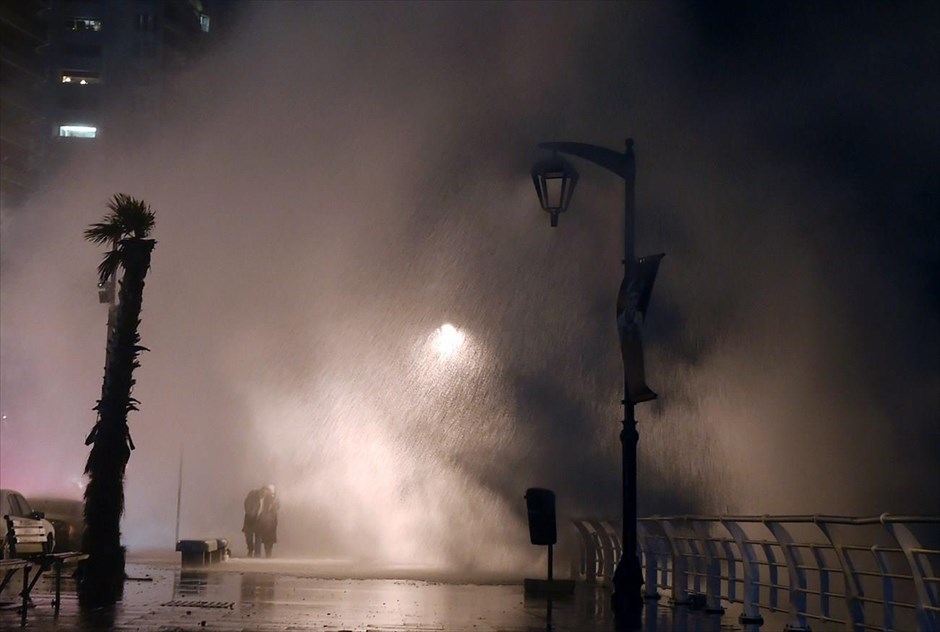 Καταιγίδα στον Λίβανο. Κύμα χτυπά προκυμαία στη&nbsp;Βηρυτό.