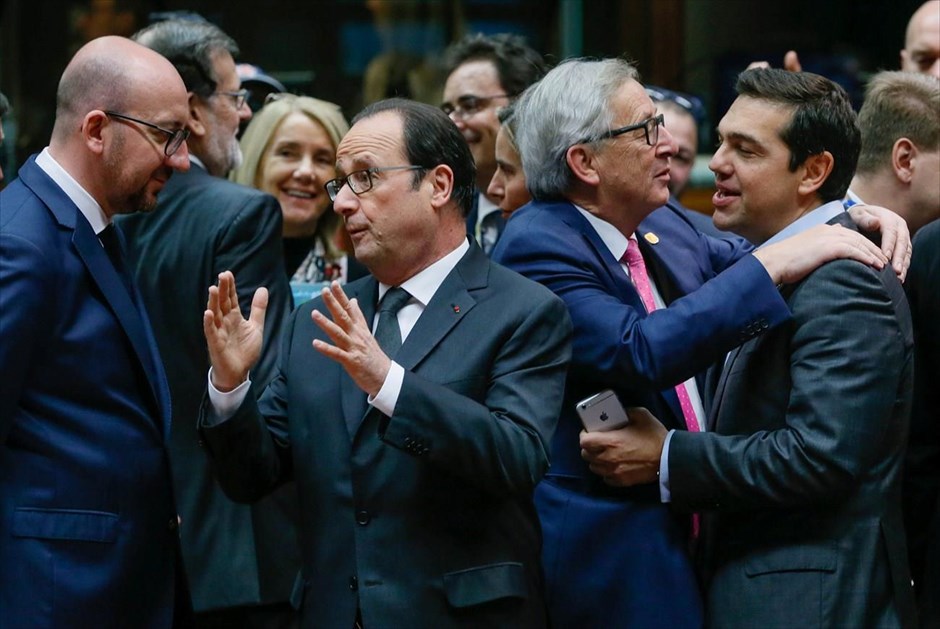 Στιγμιότυπο από τη Σύνοδο Κορυφής στις Βρυξέλλες. Ο πρωθυπουργός του Βελγίου Σαρλ Μισέλ, ο Γάλλος πρόεδρος Φρανσουά Ολάντ, ο πρόεδρος της Κομισιόν Ζαν Κλοντ Γιούνκερ και ο πρωθυπουργός Αλέξης Τσίπρας συνομιλούν στο περιθώριο της Συνόδου Κορυφής της Ε.Ε., στις Βρυξέλλες.&nbsp;