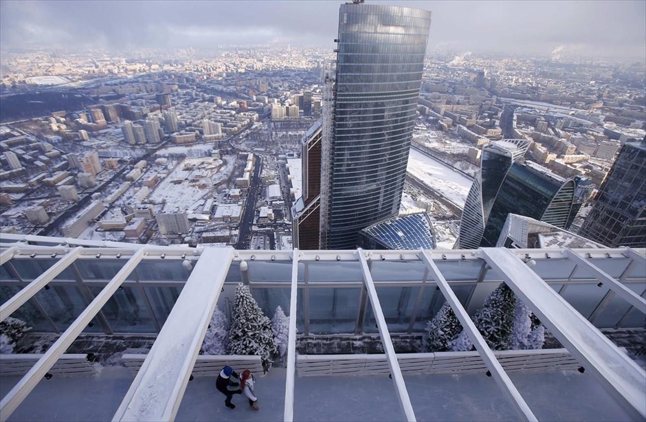 Καθημερινή ζωή στη Μόσχα. Κόσμος κάνει πατινάζ σε πίστα στην οροφή του ουρανοξύστη OKO, στη Μόσχα.