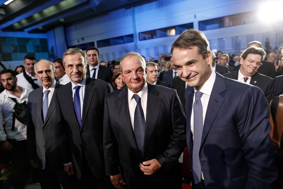 POY2016. Ο πρόεδρος της Νέας Δημοκρατίας Κυριάκος Μητσοτάκης ετοιμάζεται να ανέβει στο βήμα της 81ης Διεθνούς Έκθεσης Θεσσαλονίκης, υπό το βλέμμα των πρώην προέδρων του κόμματος, Κώστα Καραμανλή, Αντώνη Σαμαρά και Βαγγέλη Μεϊμαράκη (17 Σεπτεμβρίου).