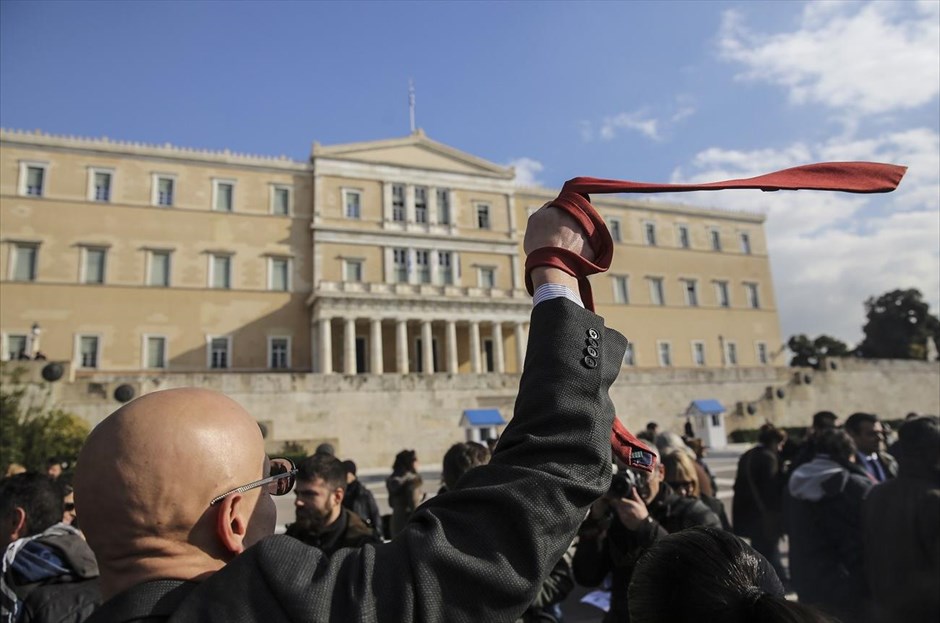 POY2016. Δικηγόροι, μηχανικοί, συμβολαιογράφοι, γιατροί, φαρμακοποιοί και άλλοι επιστημονικοί κλάδοι διαδηλώνουν έξω από τη Βουλή στο πλαίσιο συλλαλητηρίου ενάντια στο προσχέδιο της κυβέρνησης για το ασφαλιστικό. Οι διαδηλώσεις των επιστημονικών φορέων χαρακτηρίστηκαν ως «κίνημα&nbsp;της&nbsp;γραβάτας» (21 Ιανουαρίου).