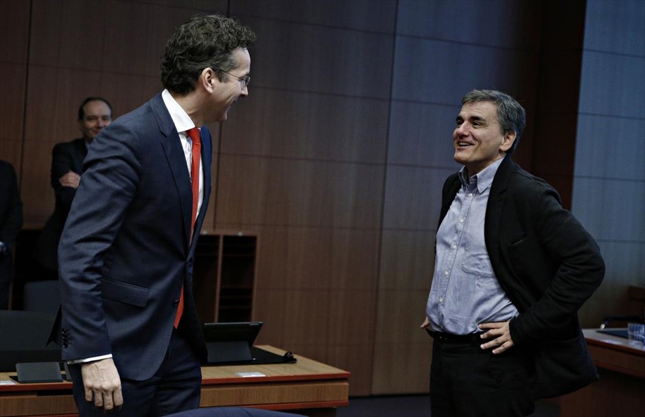 POY2016. Ο πρόεδρος του Eurogroup Γερούν Ντέισελμπλουμ συνομιλεί με τον υπουργό Οικονομικών, Ευκλείδη Τσακαλώτο λίγο πριν την έναρξη του Eurogroup στις Βρυξέλλες (5 Δεκεμβρίου).