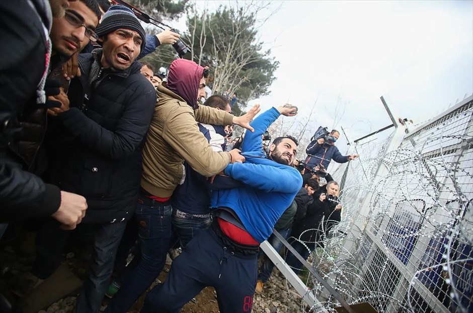 POY2016. Στιγμιότυπο από ένταση που ξέσπασε&nbsp;στον καταυλισμό της Ειδομένης, στην ουδέτερη ζώνη Ελλάδας-ΠΓΔΜ, με πρόσφυγες να πετούν πέτρες προς τις αστυνομικές δυνάμεις της γειτονικής χώρας ζητώντας να ανοίξει άμεσα το σημείο διέλευσης και τους Σκοπιανούς αστυνομικούς να απαντούν με χειροβομβίδες κρότου λάμψης και δακρυγόνα (29 Φεβρουαρίου).